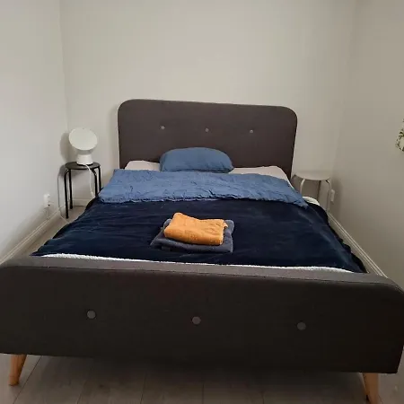 With 2 Bedrooms And Free Parking Apartment *