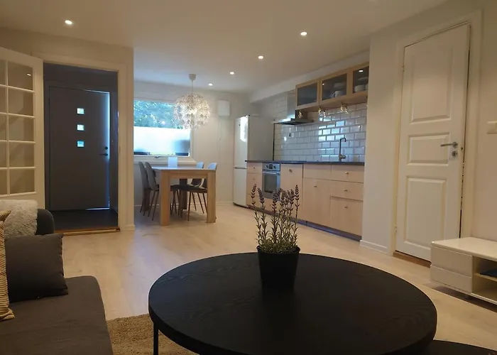 With 2 Bedrooms And Free Parking Apartment *