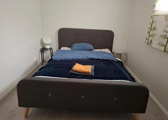 With 2 Bedrooms And Free Parking Apartment *